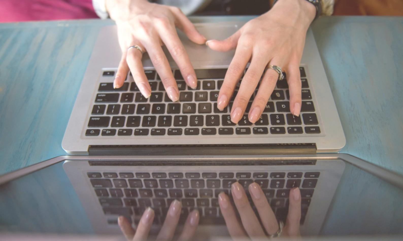 Studente durante sessione pratica di makeup avanzato